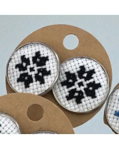 أقراط دائرية مطرزة يدوياً – أسود (2 سم) – تثبيت مسمار