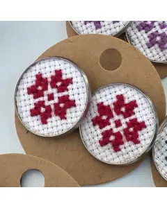 أقراط دائرية مطرزة يدوياً – أحمر داكن (2 سم) – تثبيت مسمار