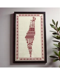 لوحة كبيرة مؤطرة بخريطة فلسطين مطرزة يدوياً