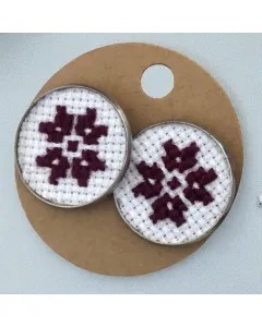 أقراط دائرية مطرزة يدوياً – خمري (2 سم) – تثبيت مسمار