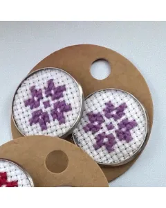 أقراط دائرية مطرزة يدوياً – بنفسجي (2 سم) – تثبيت مسمار