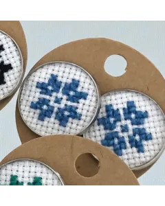 أقراط دائرية مطرزة يدوياً – أزرق (2 سم) – تثبيت مسمار