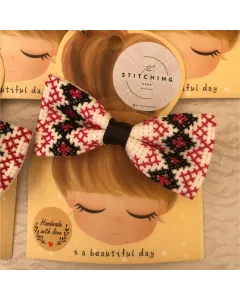 مشبك شعر مطرز كروس ستيتش – شكل شريطة – أحمر