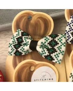 مشبك شعر مطرز كروس ستيتش – شكل شريطة – أخضر