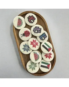 بروش مطرز يدوياً مع غطاء شفاف