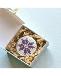 بروش مطرز كروس ستيتش – بنفسجي – صناعة يدوية بغطاء شفاف