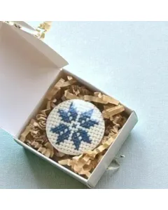 بروش مطرز كروس ستيتش – أزرق – صناعة يدوية بغطاء شفاف