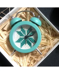 ساعة ديكورية صغيرة – قاعدة أزرق مخضر مع تطريز أزرق مخضر (8×5 سم)