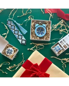 مجموعة هدايا مطرزة كروس ستيتش – 4 قطع – أزرق – ساعة صغيرة، فاصل كتب، بروش، ميدالية – صناعة يدوية