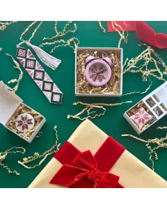 مجموعة هدايا مطرزة كروس ستيتش – 4 قطع – وردي – ساعة صغيرة، فاصل كتب، بروش، ميدالية – صناعة يدوية