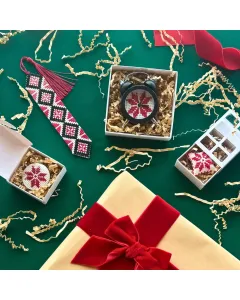 مجموعة هدايا مطرزة كروس ستيتش – 4 قطع – أحمر – ساعة صغيرة، فاصل كتب، بروش، ميدالية – صناعة يدوية