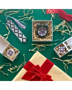 مجموعة هدايا مطرزة كروس ستيتش – 4 قطع – بنفسجي – ساعة صغيرة، فاصل كتب، بروش، ميدالية – صناعة يدوية