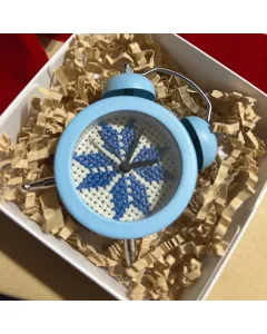 ساعة ديكورية صغيرة – قاعدة زرقاء مع تطريز أزرق (8×5 سم)