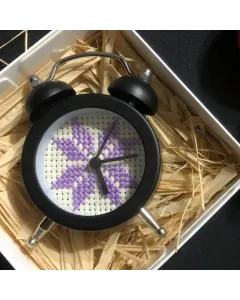 ساعة ديكورية صغيرة – قاعدة سوداء مع تطريز بنفسجي (8×5 سم)