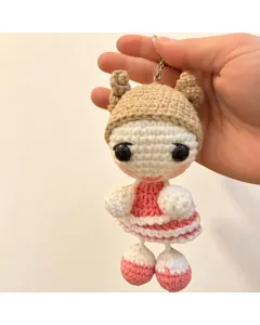 ميدالية بنوتة كروشيه يدوية – مقاس واحد (شكل 4)