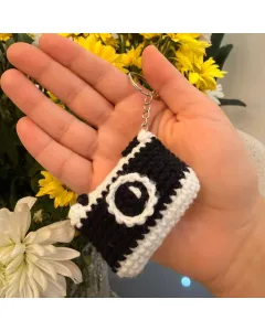 ميدالية كاميرا كروشيه يدوية – خيط قطن – مقاس واحد