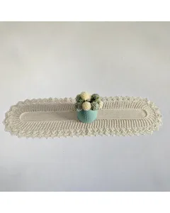 مفرش طاولة بيضاوي كروشيه يدوي – قطن 100% (95×27 سم)