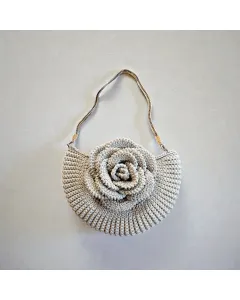 حقيبة كروشيه سواريه يدوي – فضي لامع مع سلسلة (قطر 24 سم، قفل مغناطيسي)