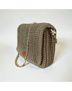 حقيبة كروشيه كتف يدوي – كاكي خيوط تركية (27×17×9 سم، قفلين مغناطيسيين، سلسلة، جيب داخلي)