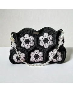 حقيبة كروشيه كتف يدوي – أسود خيوط تركية (26×16×8 سم، قفل مغناطيسي، سلسلة)