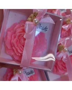 شمعة زهرة البيوني من شمع الصويا مع علبة هدية – ألوان وروائح مخصصة