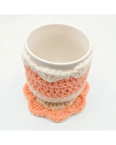 طقم كوب كروشيه وردة مشمشية – 3 قطع (كوستر + تلبيسة + كوب زجاجي 9 سم، قطن وأكريليك)