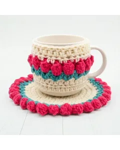 طقم كوب كروشيه توليب زهري – 3 قطع (كوستر + تلبيسة + كوب زجاجي 9 سم، قطن وأكريليك)