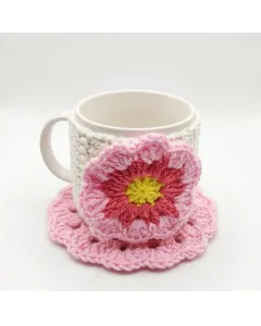 طقم كوب كروشيه وردة ديزي زهري – 3 قطع (كوستر + تلبيسة + كوب زجاجي 9 سم، قطن وأكريليك)