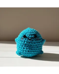 ميدالية شبح كروشيه يدوي لون تركواز – 10 سم (خيوط أكريليك)