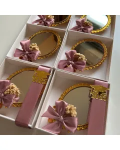 توزيعات مرايا ميني مخصصة – مرايا يدوية مزينة بالورود الطبيعية مع خيار الاسم أكريليك أو ليبل – هدايا مناسبات مع إمكانية التخصيص الكامل.