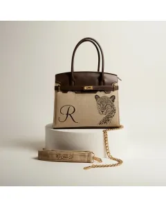 شنطة / حقيبة يد برسومات فنية قابلة للتخصيص – اسم أو أحرف – صنع في الأردن – قماش فاخر مع بطانة جلد – حجم صغير (25×21×10 سم) / كبير (32×27×12 سم) – ألوان متعددة