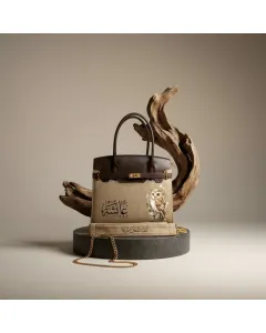 شنطة / حقيبة يد برسومات فنية قابلة للتخصيص – اسم أو أحرف – صنع في الأردن – قماش فاخر مع بطانة جلد – حجم صغير (25×21×10 سم) / كبير (32×27×12 سم) – ألوان متعددة