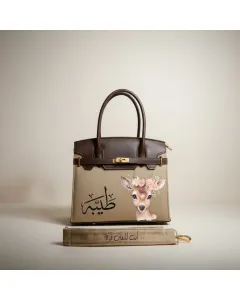 شنطة / حقيبة يد برسومات فنية قابلة للتخصيص – اسم أو أحرف – صنع في الأردن – قماش فاخر مع بطانة جلد – حجم صغير (25×21×10 سم) / كبير (32×27×12 سم) – ألوان متعددة