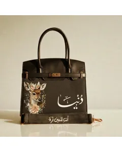 شنطة / حقيبة يد برسومات فنية قابلة للتخصيص – اسم أو أحرف – صنع في الأردن – قماش فاخر مع بطانة جلد – حجم صغير (25×21×10 سم) / كبير (32×27×12 سم) – ألوان متعددة