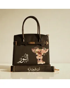 شنطة / حقيبة يد برسومات فنية قابلة للتخصيص – اسم أو أحرف – صنع في الأردن – قماش فاخر مع بطانة جلد – حجم صغير (25×21×10 سم) / كبير (32×27×12 سم) – ألوان متعددة