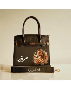 شنطة / حقيبة يد برسومات فنية قابلة للتخصيص – اسم أو أحرف – صنع في الأردن – قماش فاخر مع بطانة جلد – حجم صغير (25×21×10 سم) / كبير (32×27×12 سم) – ألوان متعددة