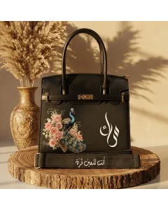شنطة / حقيبة يد برسومات فنية قابلة للتخصيص – اسم أو أحرف – صنع في الأردن – قماش فاخر مع بطانة جلد – حجم صغير (25×21×10 سم) / كبير (32×27×12 سم) – ألوان متعددة