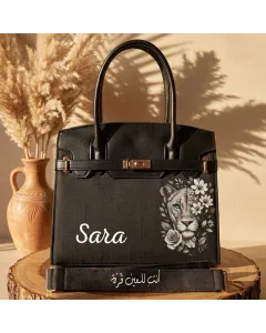 شنطة / حقيبة يد برسومات فنية قابلة للتخصيص – اسم أو أحرف – صنع في الأردن – قماش فاخر مع بطانة جلد – حجم صغير (25×21×10 سم) / كبير (32×27×12 سم) – ألوان متعددة