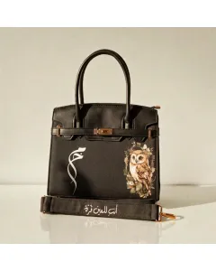 شنطة / حقيبة يد برسومات فنية قابلة للتخصيص – اسم أو أحرف – صنع في الأردن – قماش فاخر مع بطانة جلد – حجم صغير (25×21×10 سم) / كبير (32×27×12 سم) – ألوان متعددة