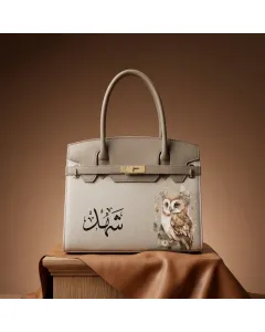 شنطة / حقيبة يد برسومات فنية قابلة للتخصيص – اسم أو أحرف – صنع في الأردن – قماش فاخر مع بطانة جلد – حجم صغير (25×21×10 سم) / كبير (32×27×12 سم) – ألوان متعددة