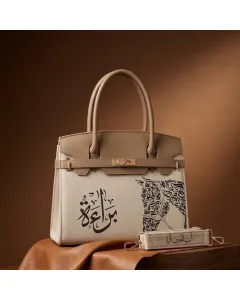 شنطة / حقيبة يد برسومات فنية قابلة للتخصيص – اسم أو أحرف – صنع في الأردن – قماش فاخر مع بطانة جلد – حجم صغير (25×21×10 سم) / كبير (32×27×12 سم) – ألوان متعددة