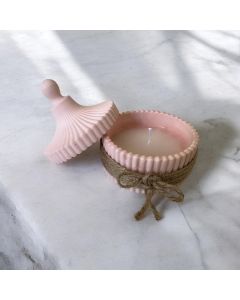 شمعة في وعاء صغير مع شريط