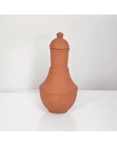 جرة ماء مع غطاء مصنوعة يدوياً